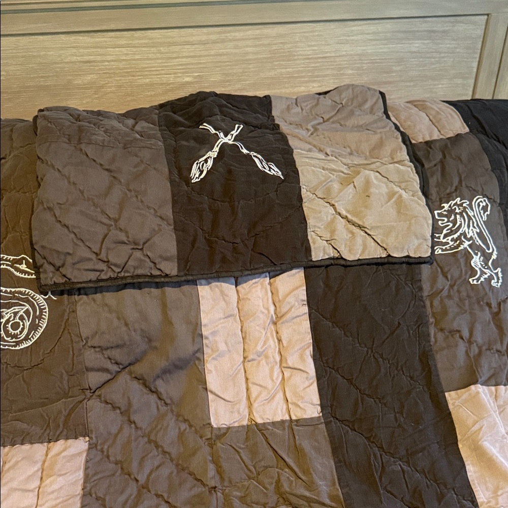 Pottery Barn Teen. Quidditch Quilt Set - Gray - Picture 6 of 10